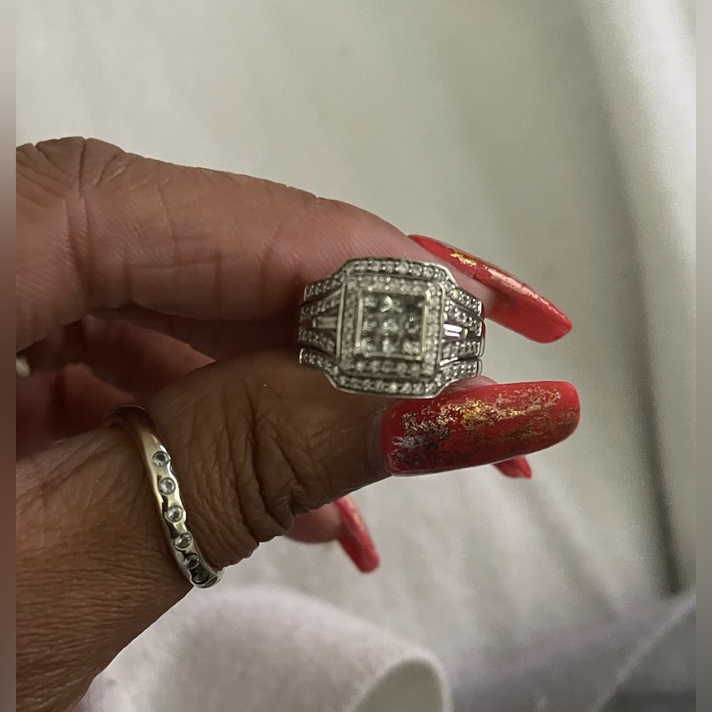 3 BAND WEDDING RING DIAMONDS A SIZE 6 sautered together already.